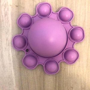 I am selling a pop it octopus that changes color to purple to blue,white,purple!